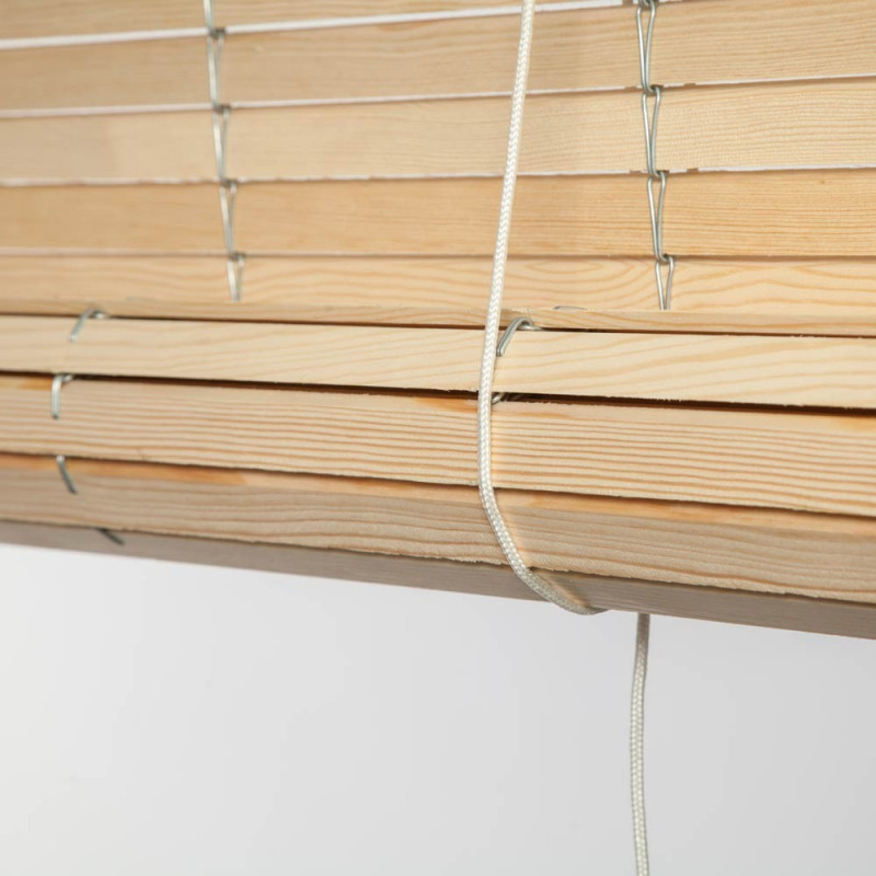 Persiana-madera-pino-natural-sin-pintar-detalle-lamas-cadenilla